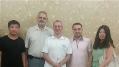 Ruští zákazníci přicházejí do naší společnosti na návštěvu a vyjednávají o po...